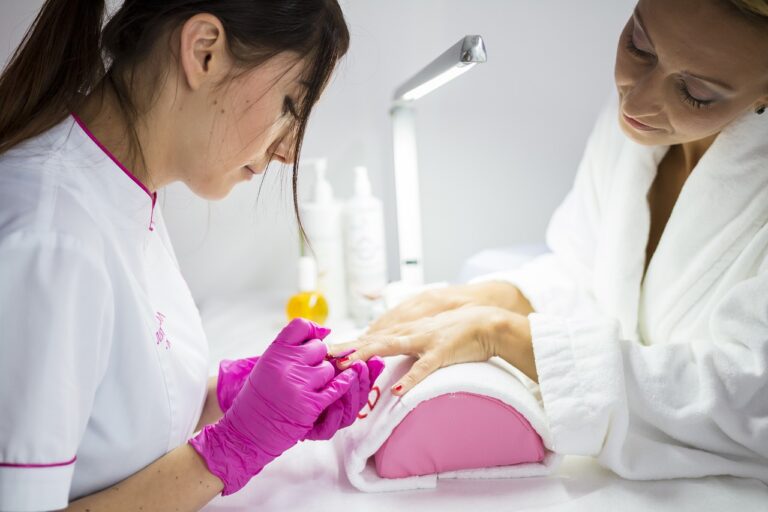 Astuces efficaces pour réparer les ongles fendus chez les femmes